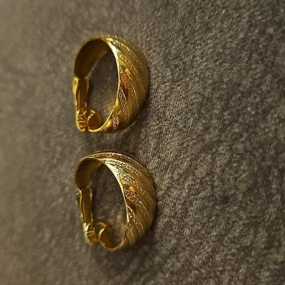 3/$30 VTG Goldtone Textured Hoop Clip-on Earrings - Picture 5 of 7